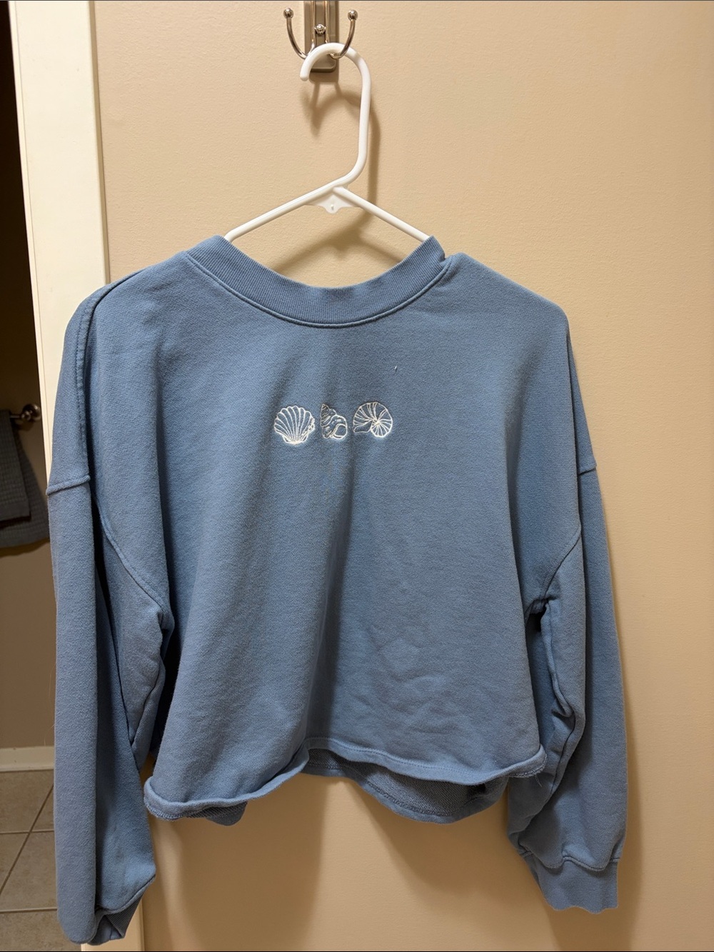 wild fable Blue Cropped Sweatshirt with White Shell Embroidery